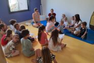 Quand les élèves de CP viennent partager leur savoir aux enfants de la crèche